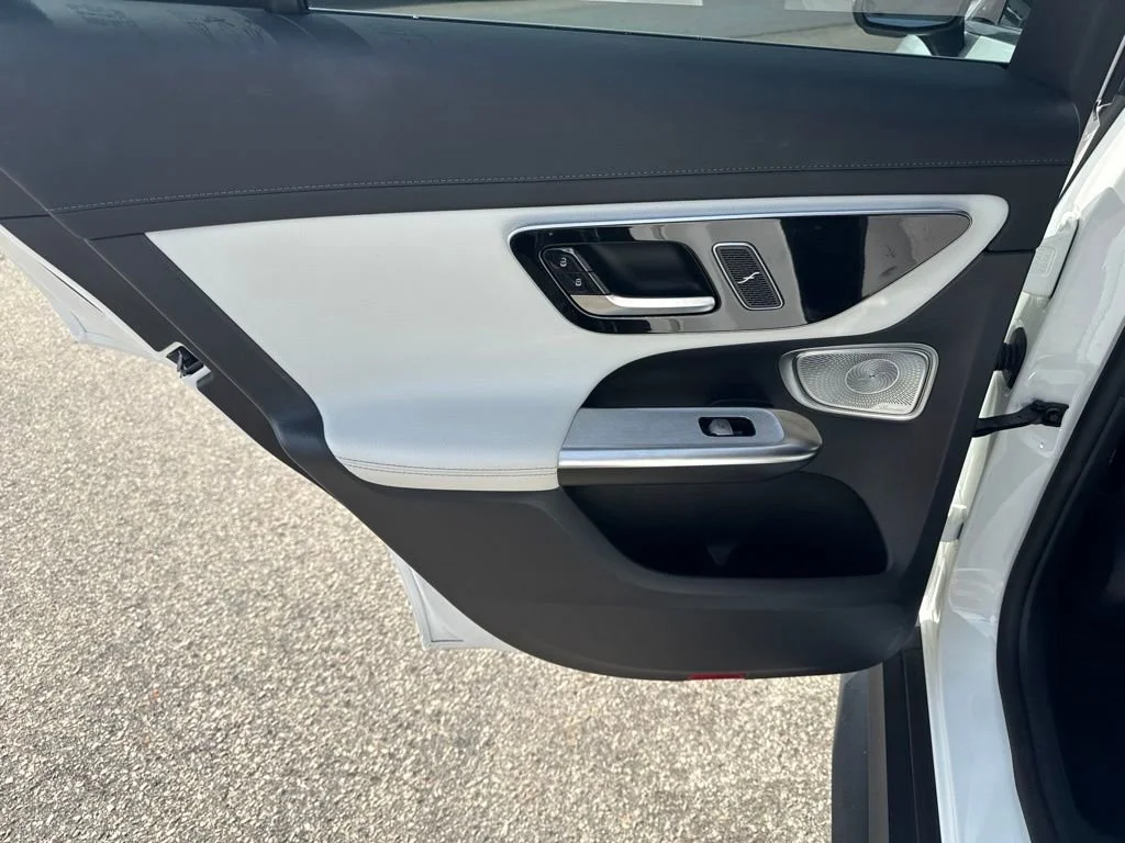 Used 2023 White Mercedes-Benz GLC 300 image 29