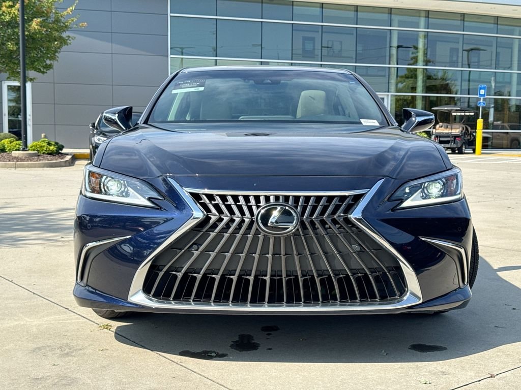 Used 2025  Lexus 350 image 4