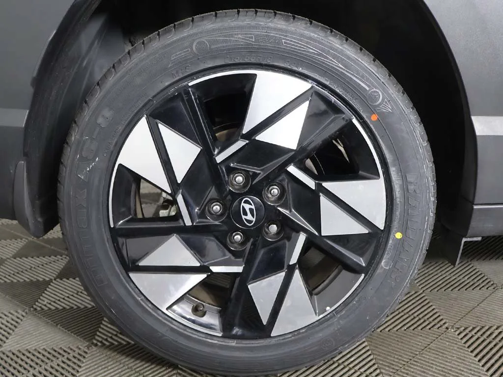 Used 2024 Black Hyundai SEL image 21