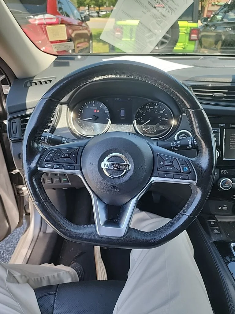Used 2018 Gray Nissan SL image 12
