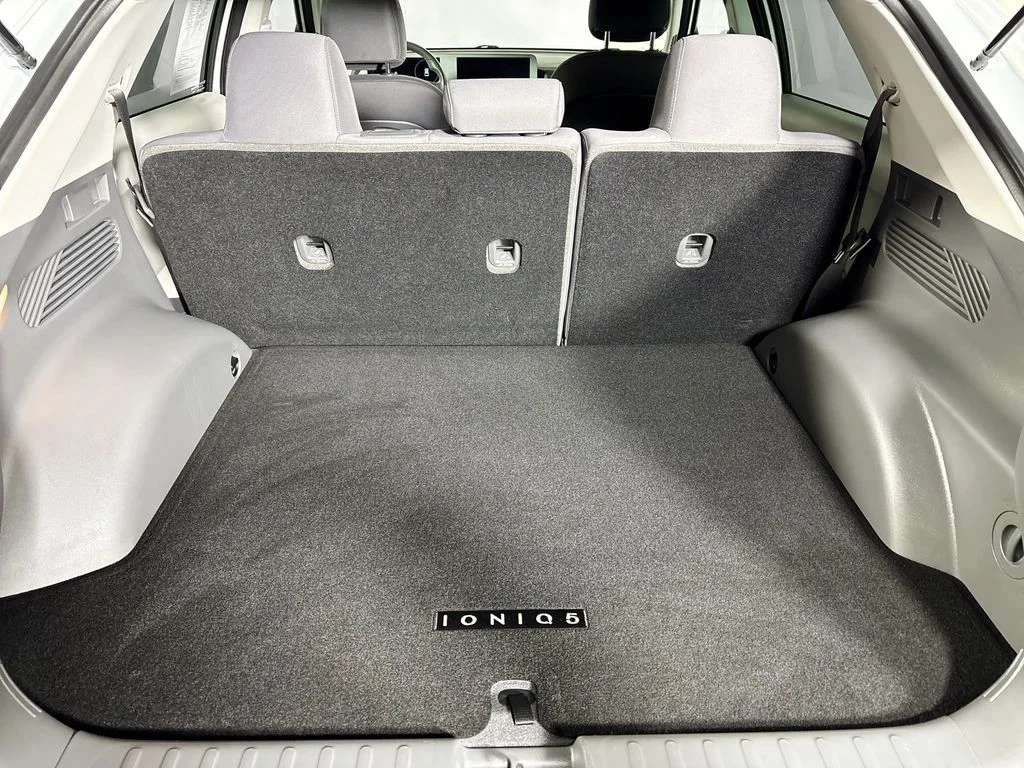 Used 2023 White Hyundai SE image 21