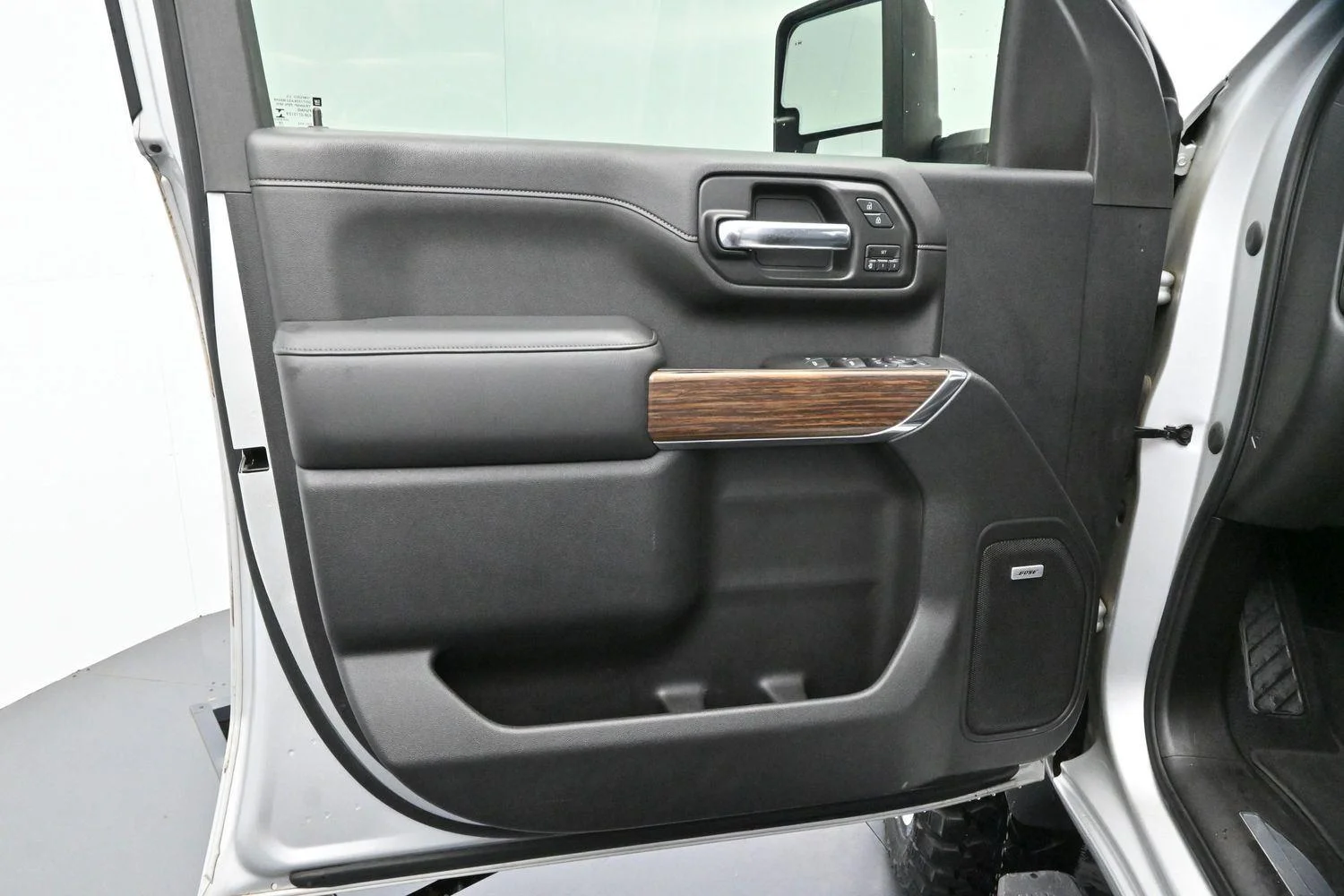 Used 2020 Silver Ice Metallic Chevrolet High Country image 9