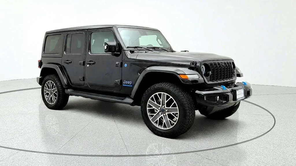 Used 2024 Black Clearcoat Jeep High Altitude 4x4 image 3