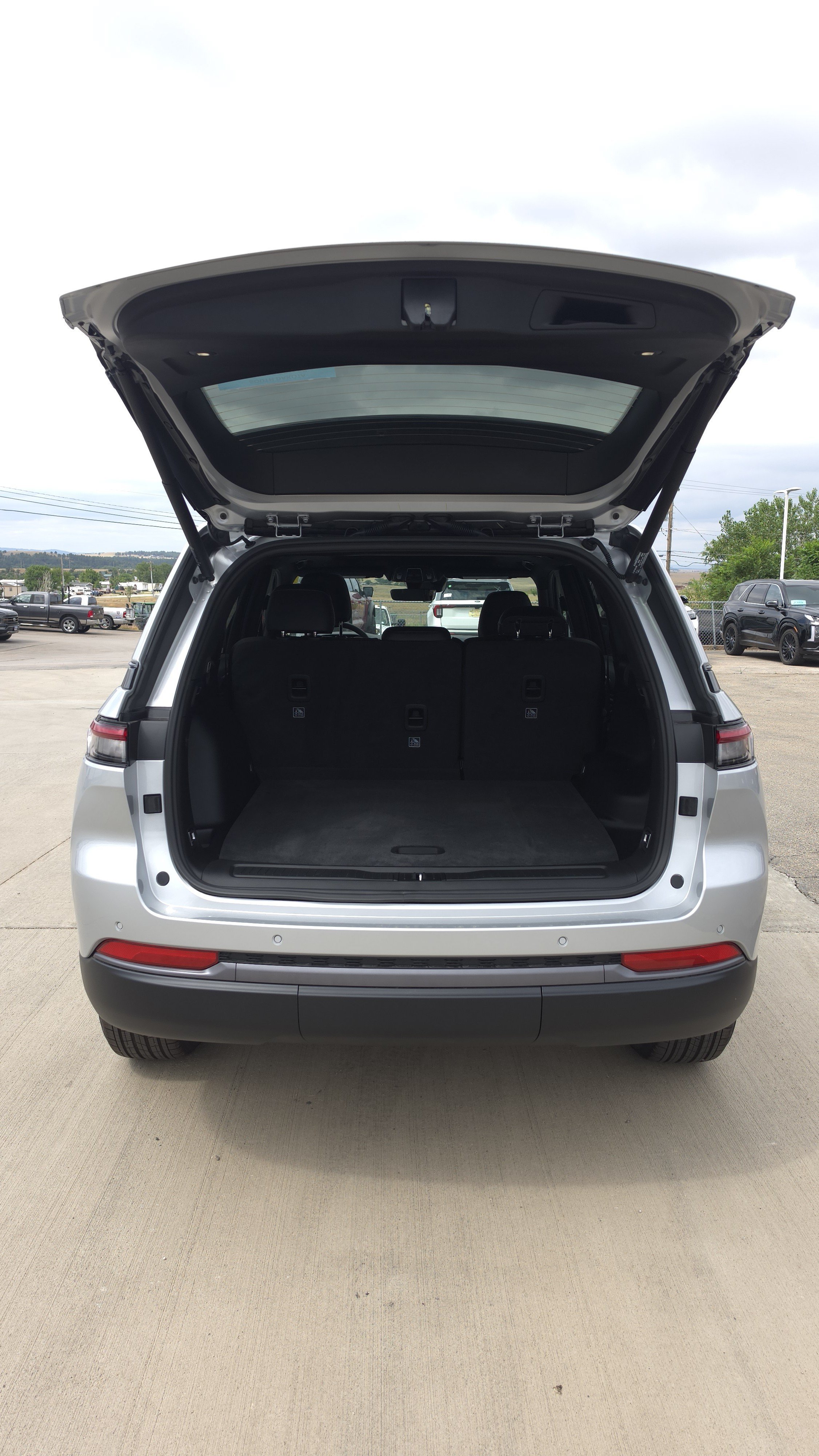 New 2026 Silver Zynith Jeep Laredo Altitude image 22