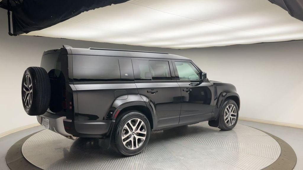 Used 2024 Santorini Black Metallic Land Rover S image 2