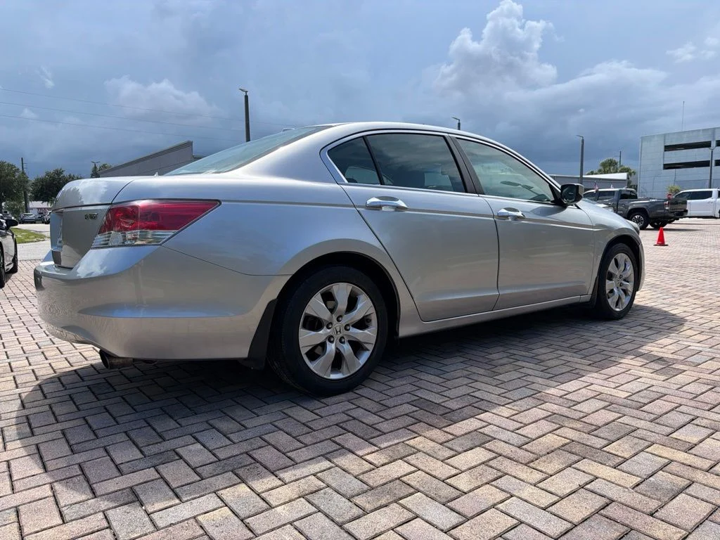 Used 2010 Silver Honda EX-L image 3