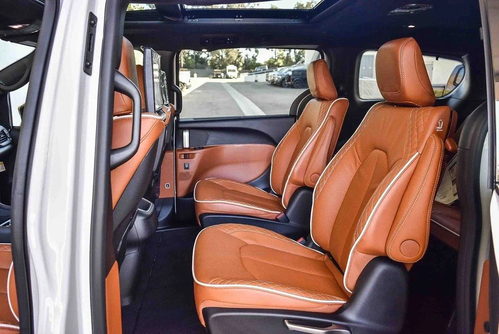New 2026 Bright White Clear-Coat Exterior Paint Chrysler Pinnacle image 19
