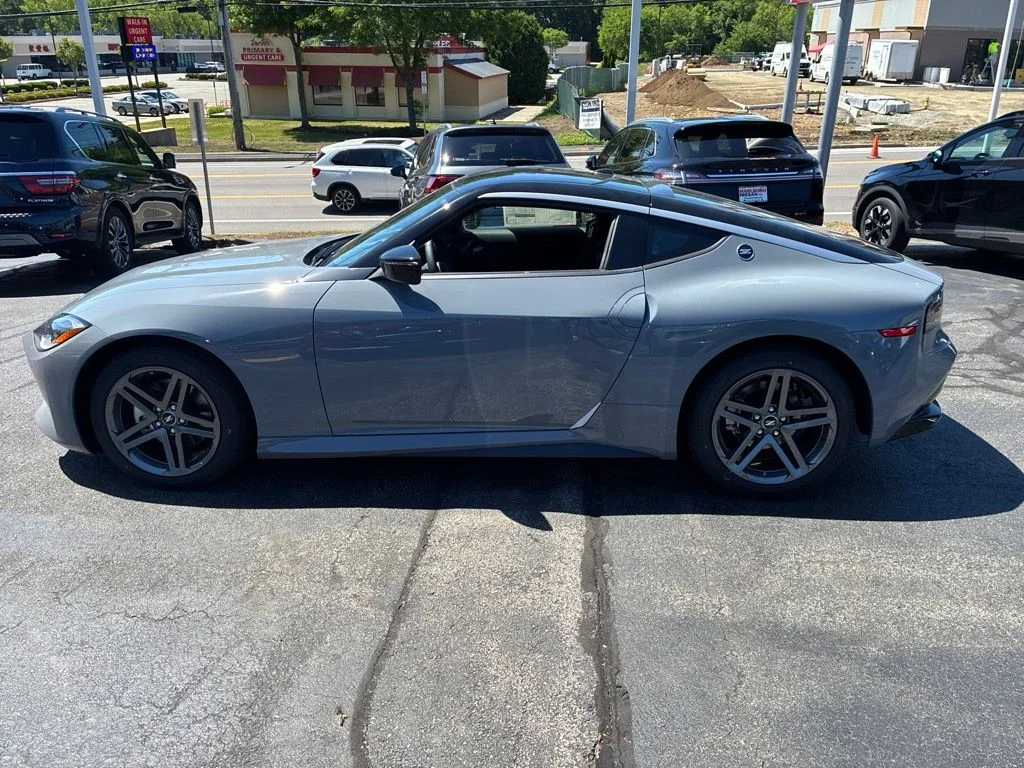 New 2026 Boulder Gray Pearl / Super Black Two-tone Nissan Sport image 4