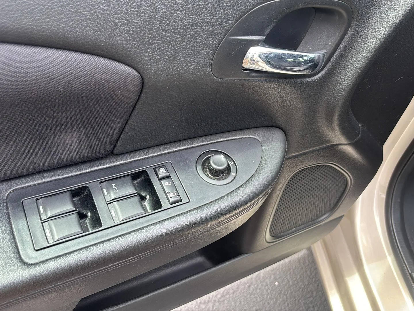 Used 2013 Cashmere Pearl Chrysler Touring image 8