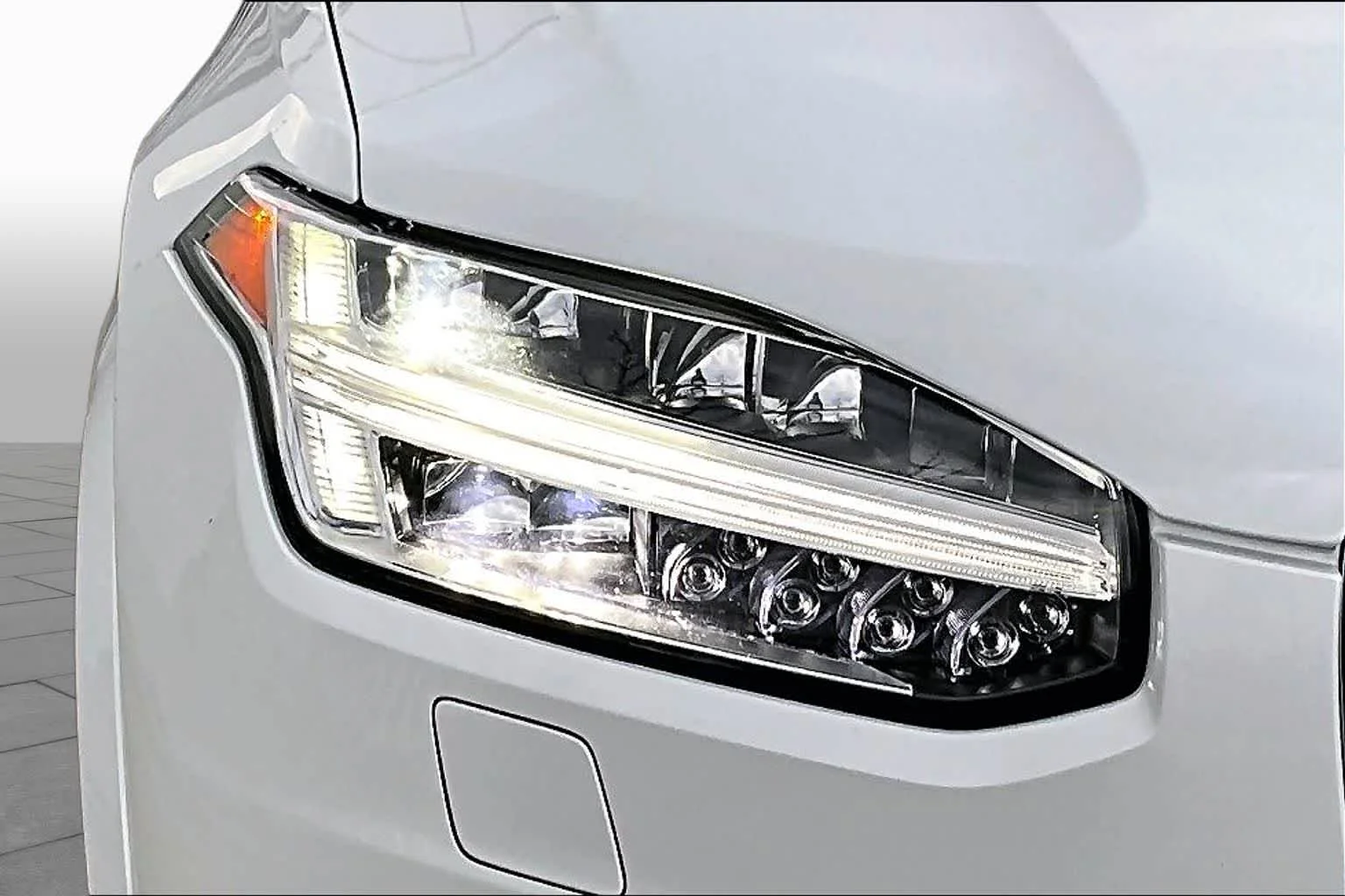 Certified Used 2023 Crystal White Volvo Plus image 27