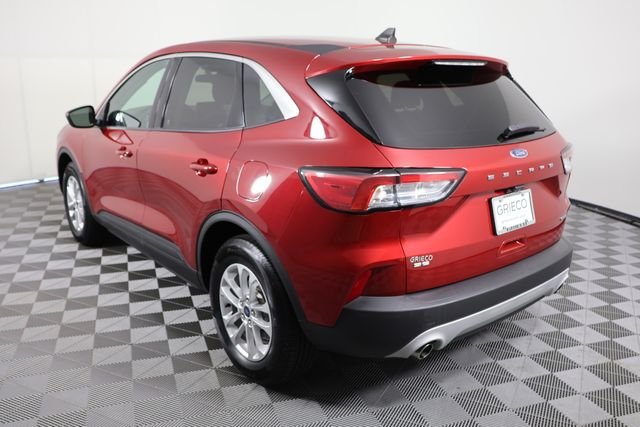 Used 2022 Red Ford SE image 6