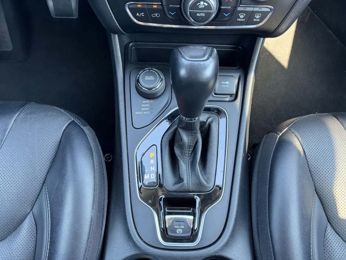 Used 2022 Grey Jeep Limited 4x4 image 21