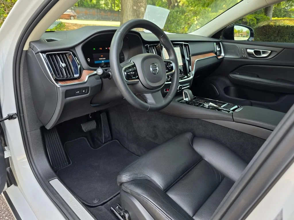 Used 2024 White Volvo T8 Ultimate Dark Theme image 11