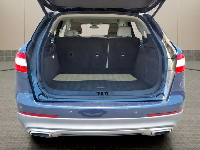 Used 2017 Blue Lincoln Select image 8