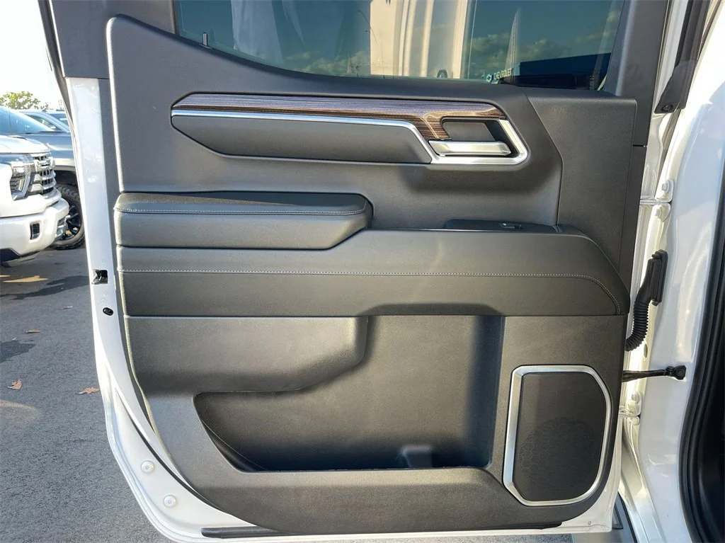 Used 2024 Summit White Chevrolet LT image 27