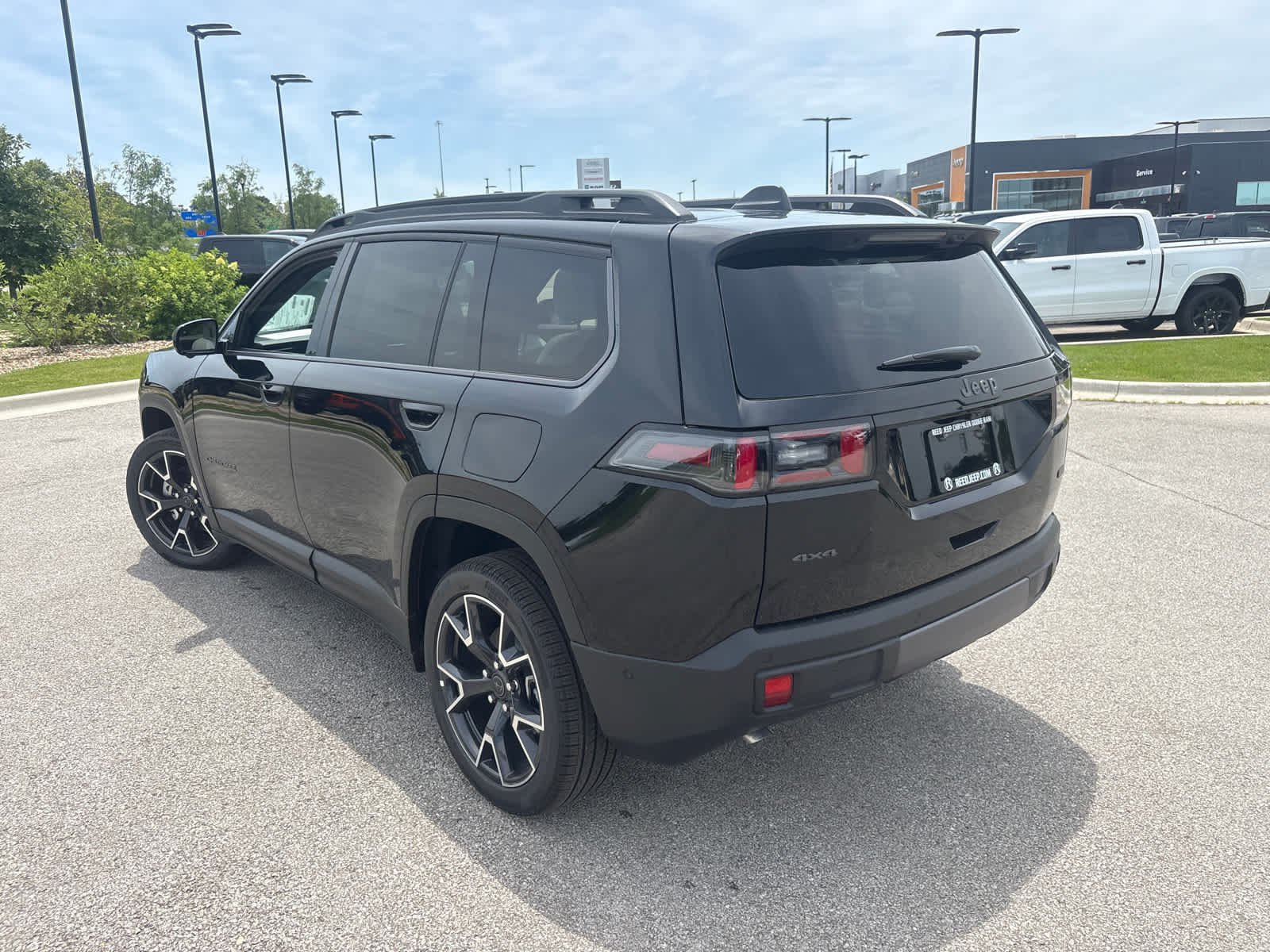 New 2026 Diamond Black Crystal Pearl-Coat Exterior Paint Jeep Overland image 7