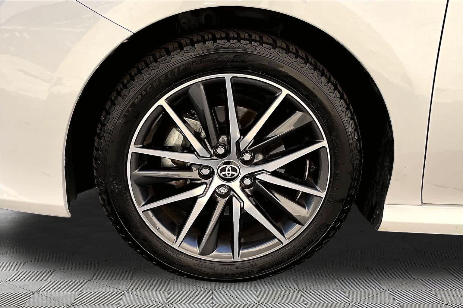 Used 2021 Wind Chill Pearl Toyota Hybrid XLE image 11