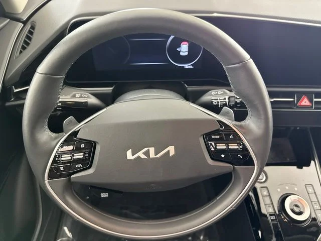 Used 2023 Gray Kia Wind image 25