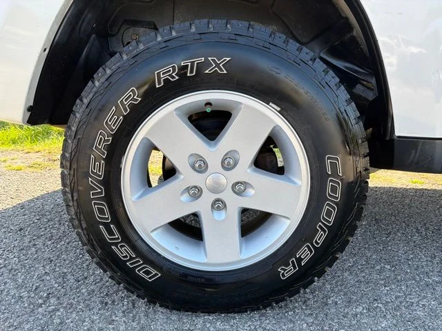 Used 2005 White Jeep Laredo image 11