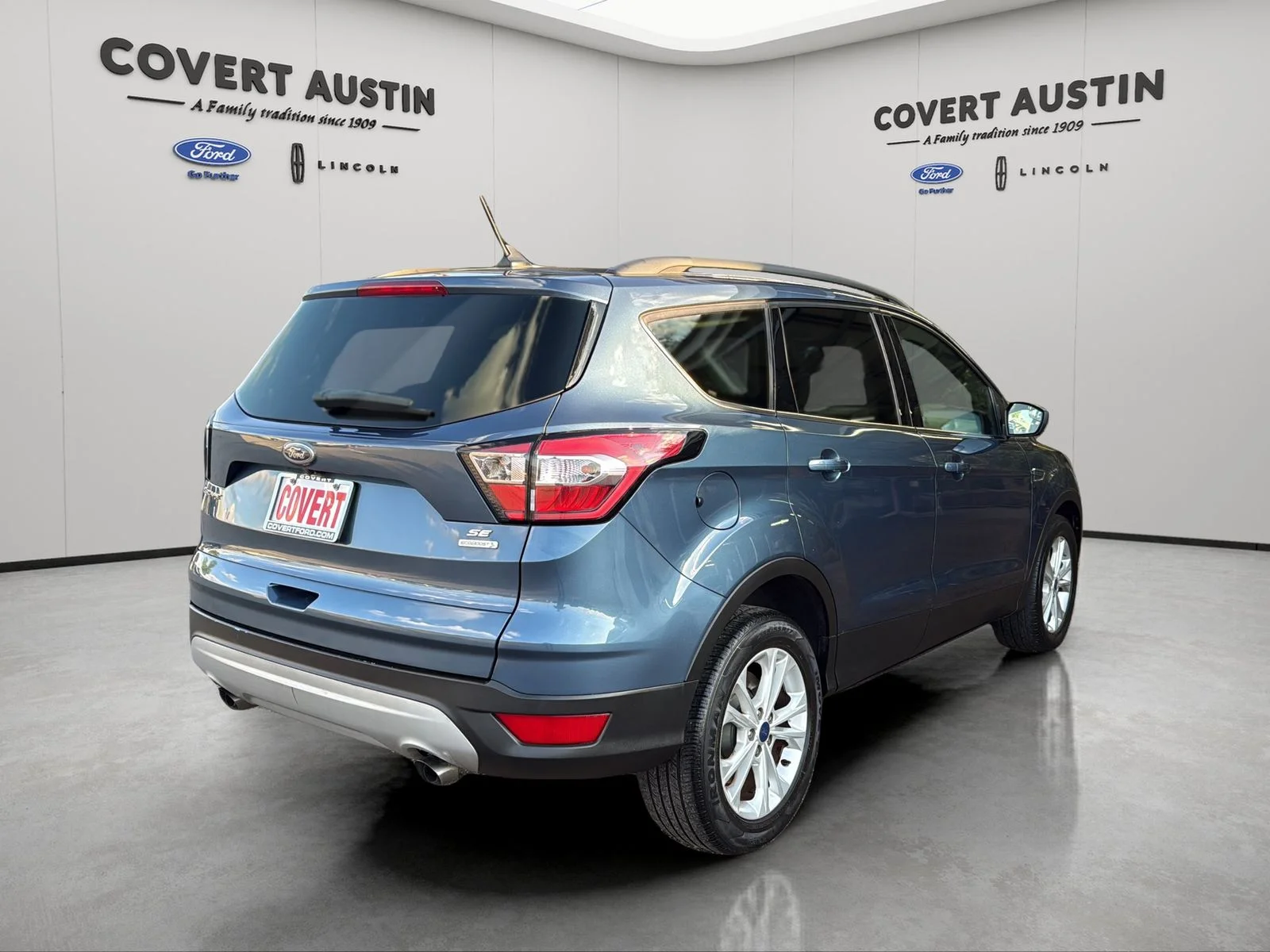 Used 2018 Blue Ford SE image 5