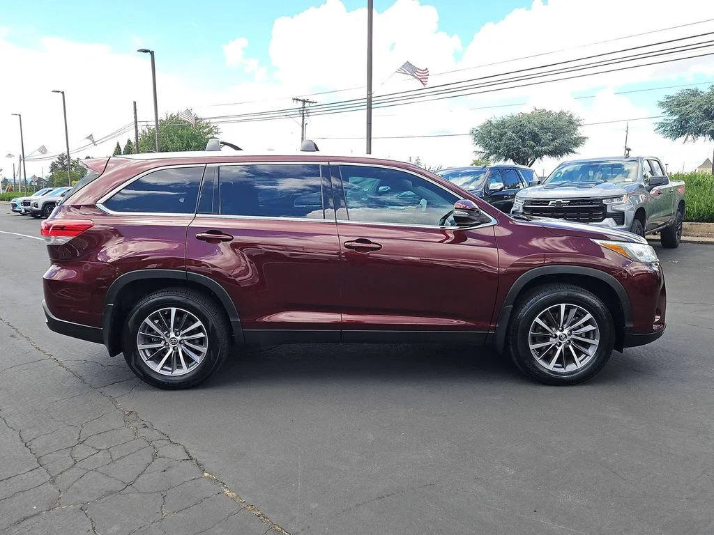 Used 2019 Salsa Red Pearl Toyota XLE image 7