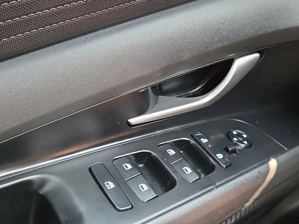 Used 2025  Hyundai SE image 18