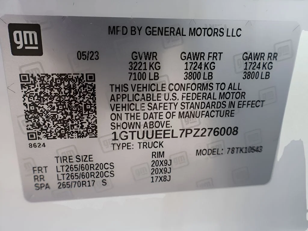 Used 2023 White GMC AT4 image 41