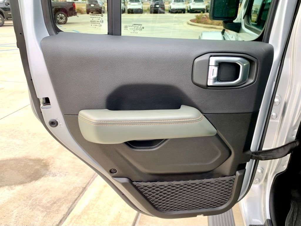 Used 2024 Silver Jeep Mojave image 16
