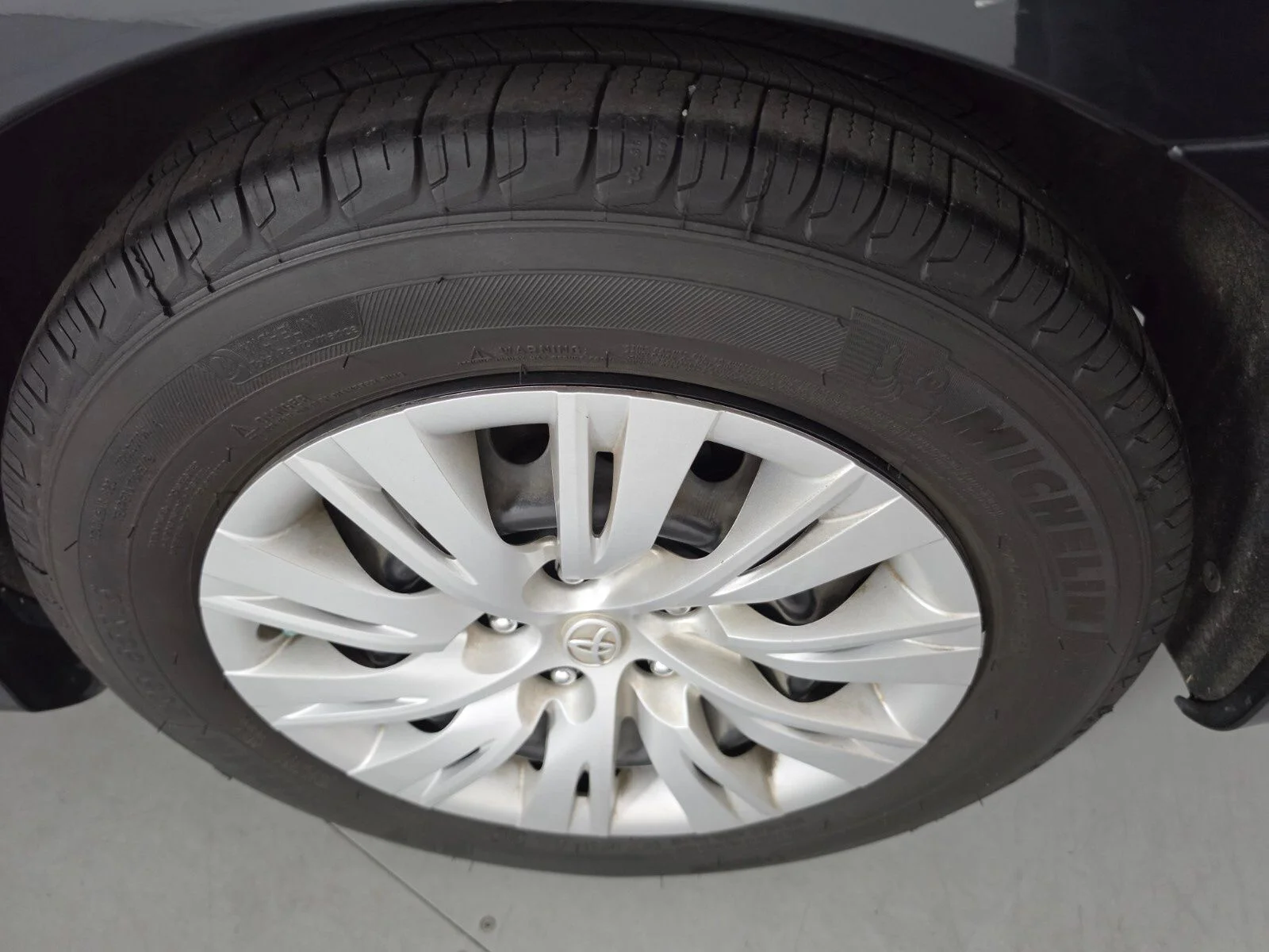 Used 2012 Gray Toyota LE image 10