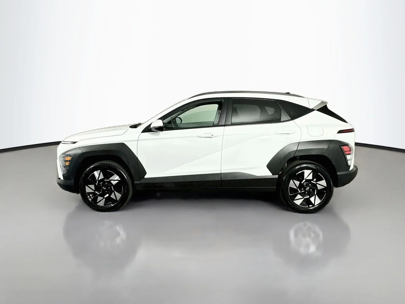 Used 2025 Atlas White Hyundai SEL image 4