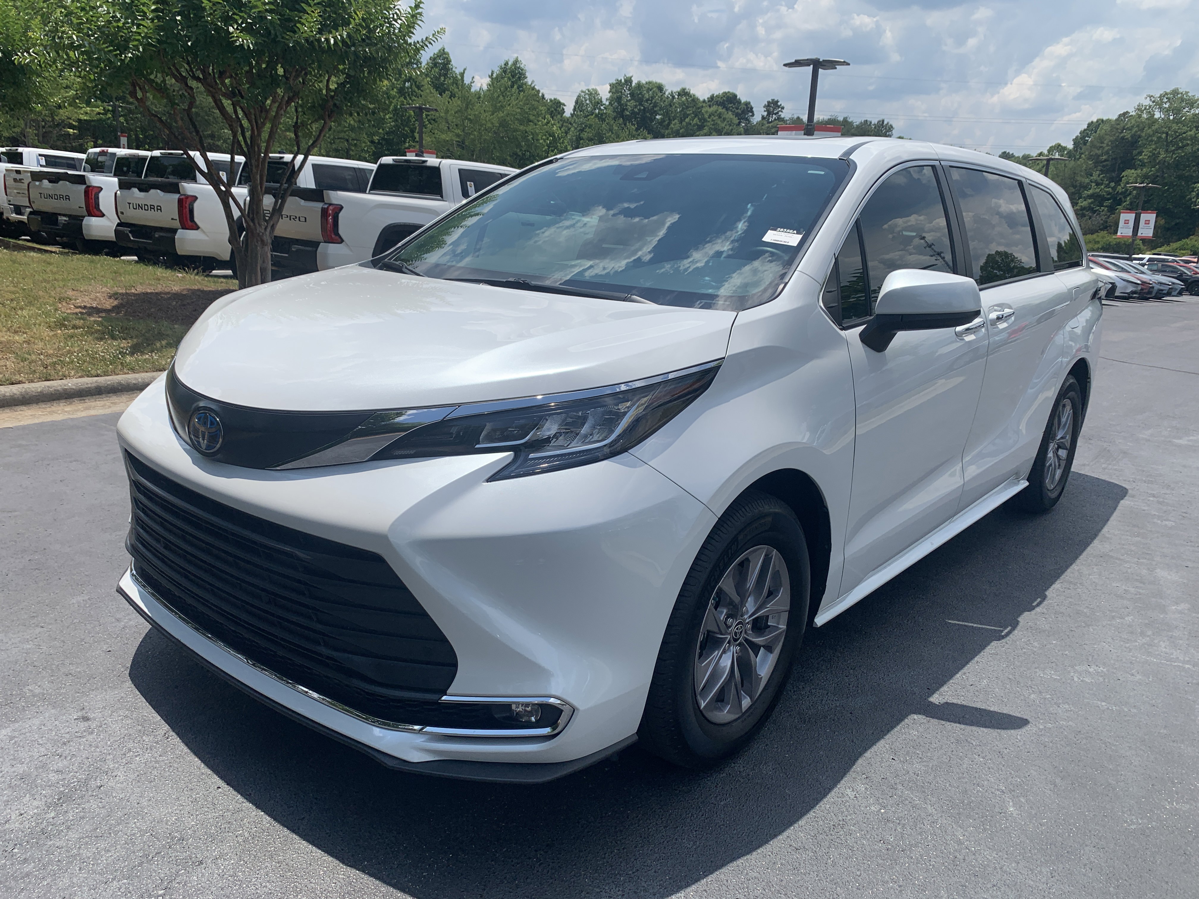 2023 Toyota Sienna XLE 7-Passenger Hybrid FWD's photo