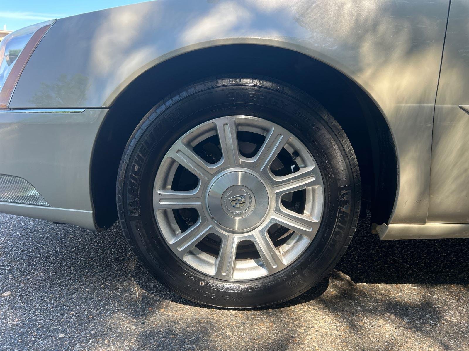 Used 2010 Vanilla Latte Cadillac w/1SA image 16
