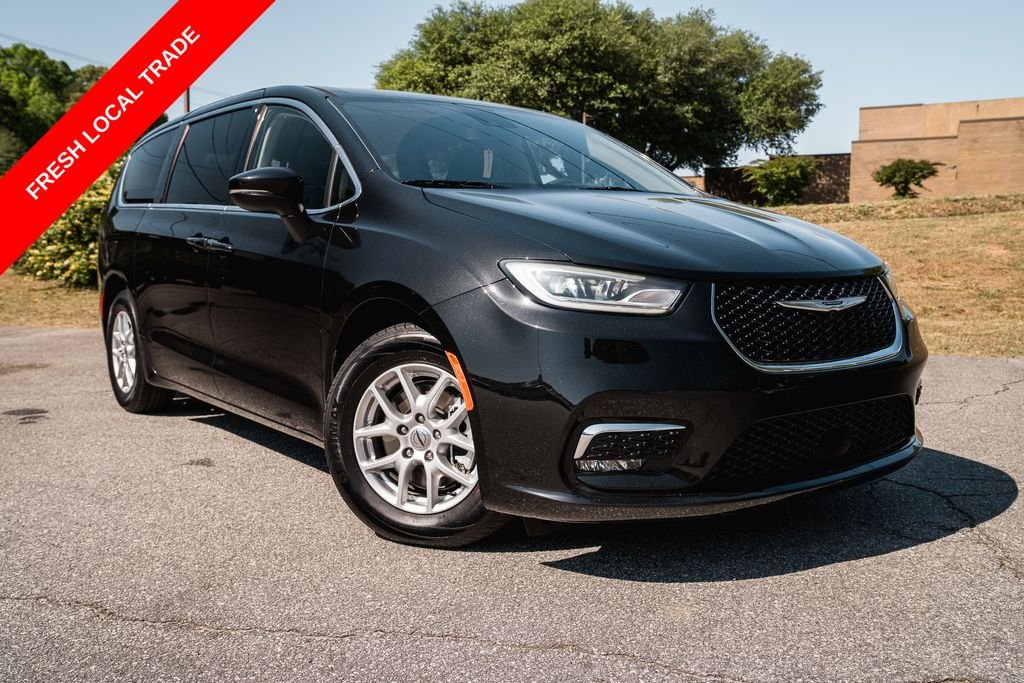 2023 Chrysler Pacifica Touring L's photo