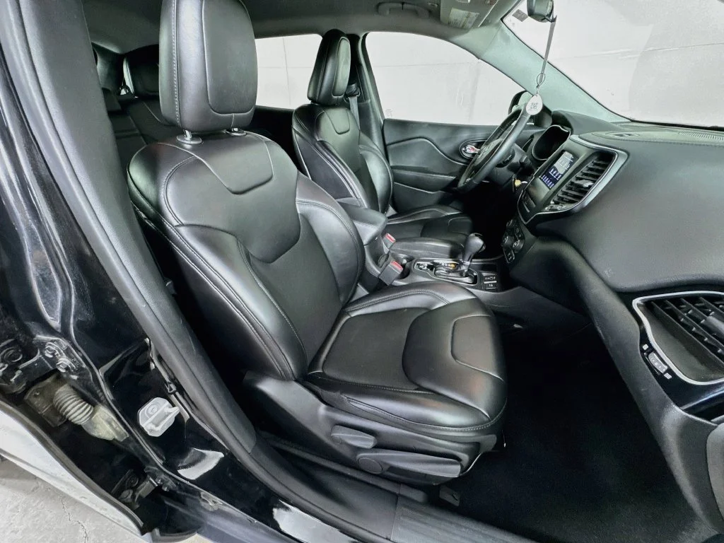 Used 2019 Black Jeep Latitude Plus image 35