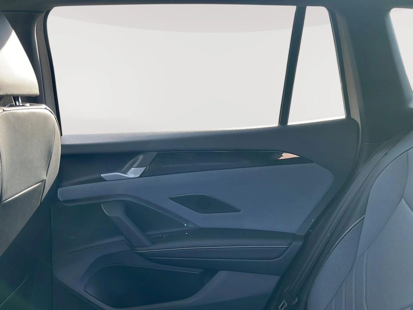 New 2026 Sandstone w/Deep Black Roof Volkswagen SE R-Line Black image 9
