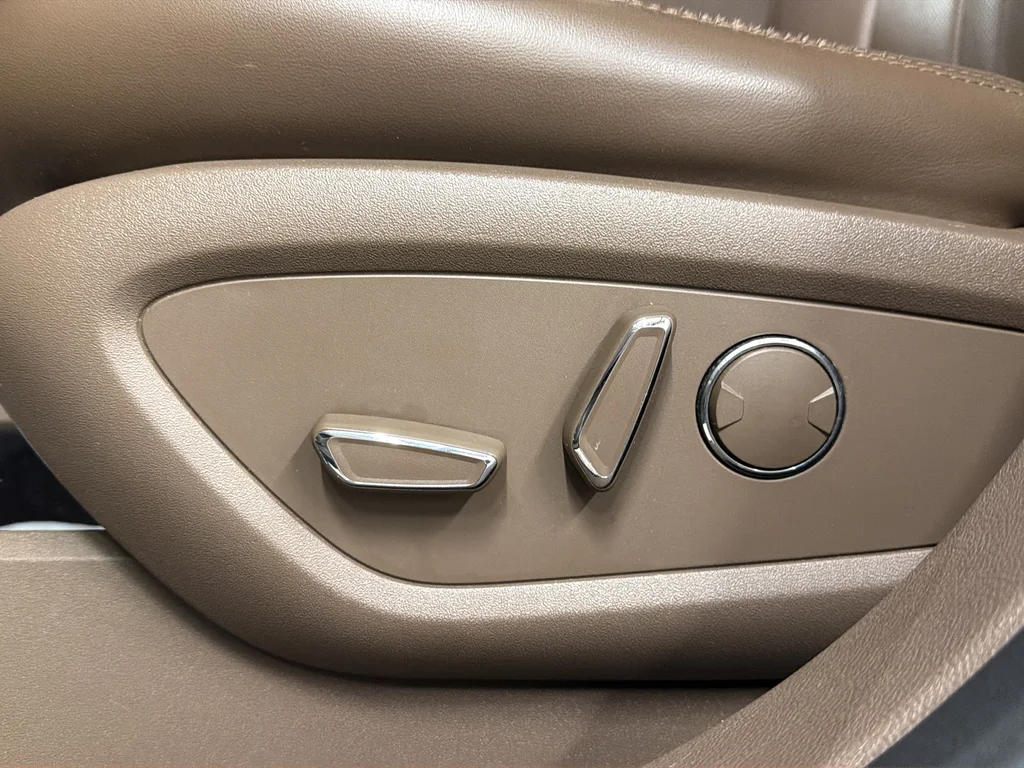 Used 2017 Gray Lincoln Reserve image 31