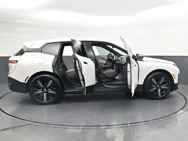Certified Used 2024 White/off-white BMW xDrive50 image 36