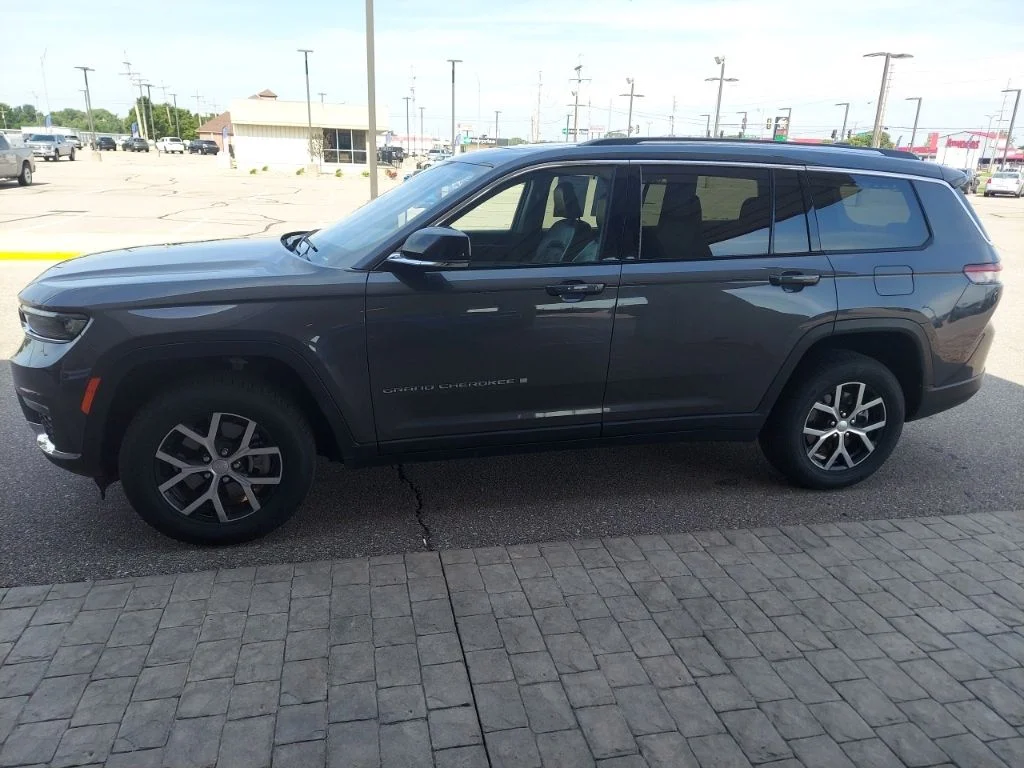 Used 2023 Gray Jeep Limited image 4