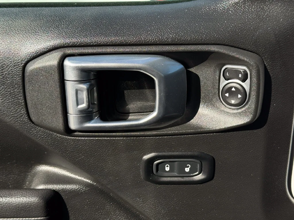 Used 2023  Jeep Rubicon image 25