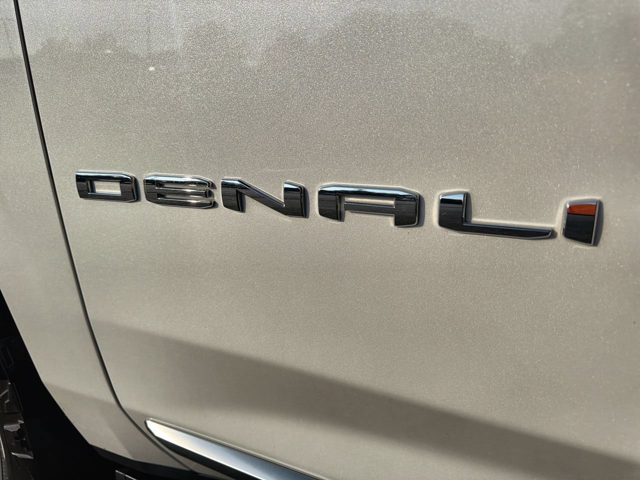 Used 2023 WHITE FROST TRICOAT GMC Denali image 27