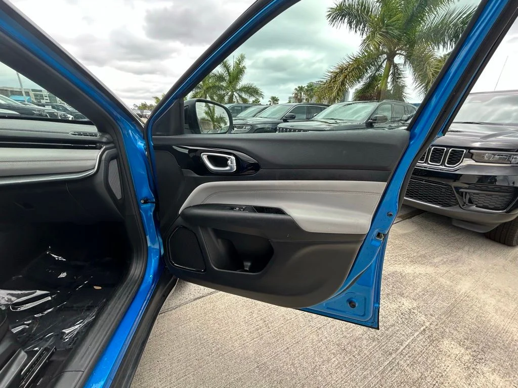 Used 2023 Blue Jeep Limited image 31