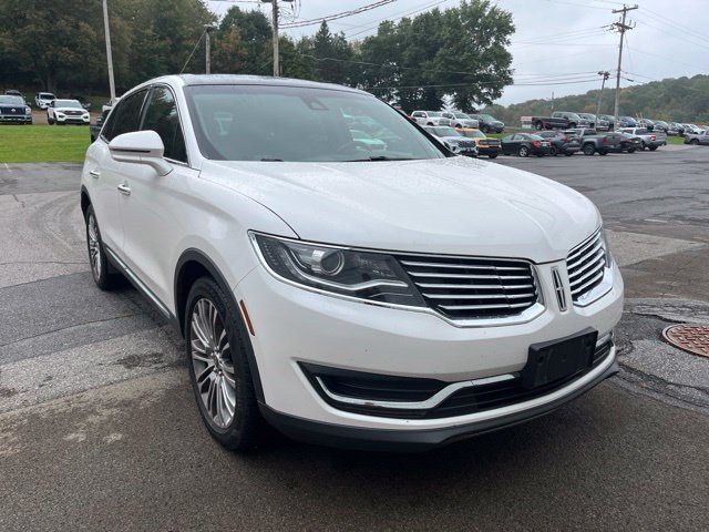 Used 2017 White Platinum Clearcoat Metallic Lincoln Reserve image 2