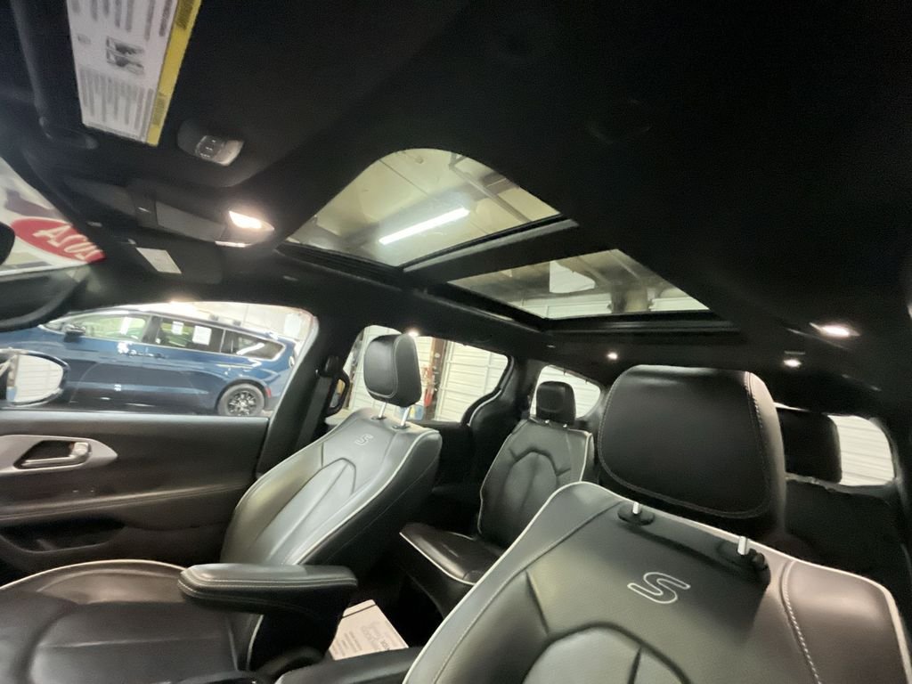 Used 2025 White Chrysler Limited image 22