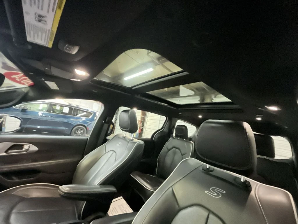 Used 2025 White Chrysler Limited image 22
