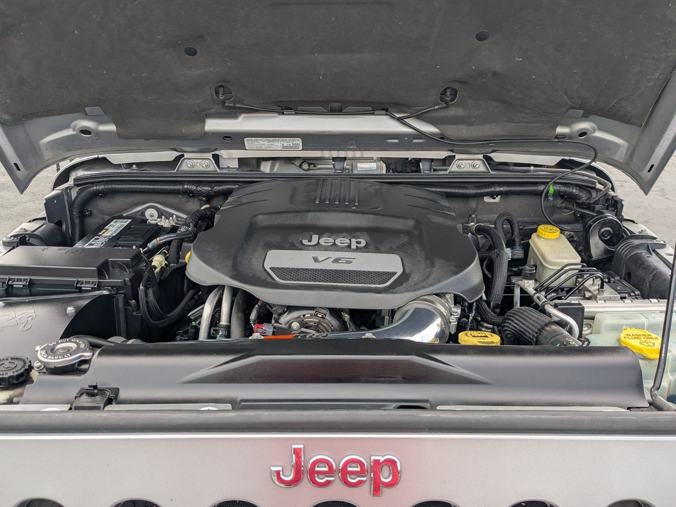 Used 2014 Billet Metallic Clearcoat Jeep Sahara image 36