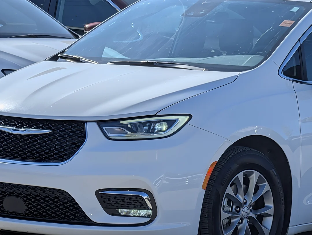 Used 2026 White Chrysler Limited - Nappa Leather - Heated Wheel - Remote Start - Panoramic Sunroof & More image 10