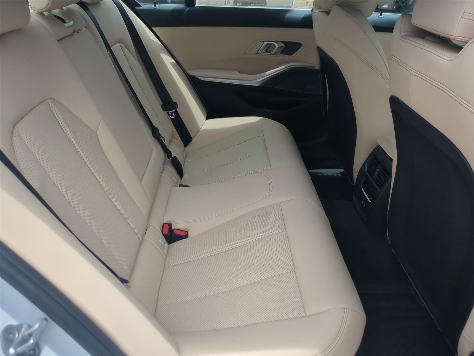 New 2026 Mineral White Metallic BMW 330i xDrive image 36