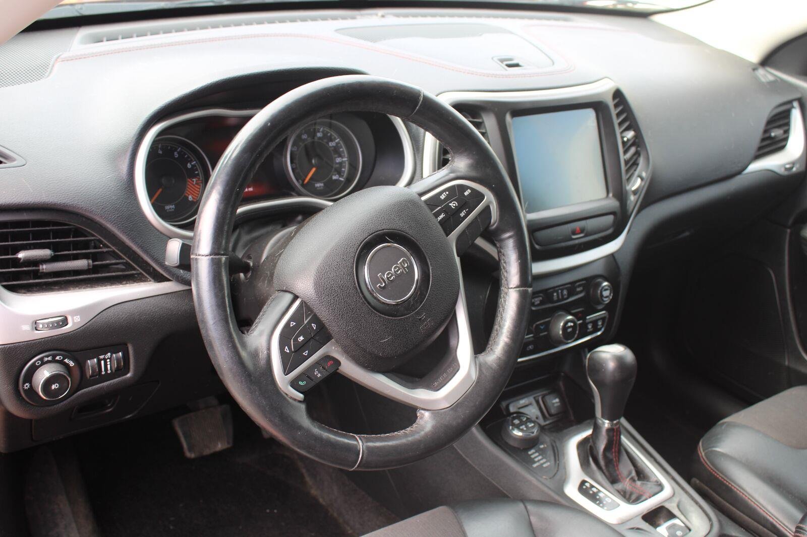 Used 2015 Mango Tango Pearlcoat Jeep Trailhawk image 9