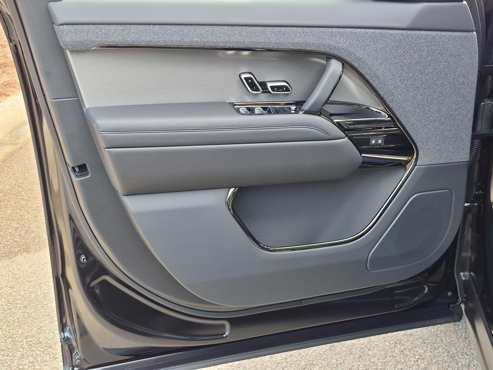 New 2027 Santorini Black Land Rover SE image 14