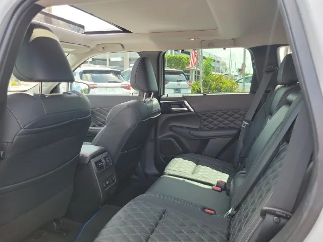 Used 2023  Mitsubishi SEL image 13